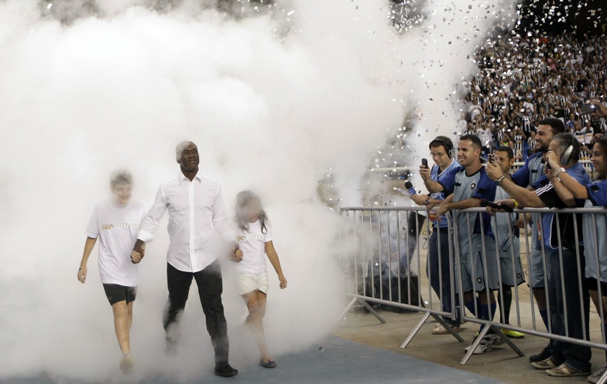 FOTO&VIDEO Delir la prezentarea lui Seedorf la Botafogo. Olandezul a şi fost amendat :O