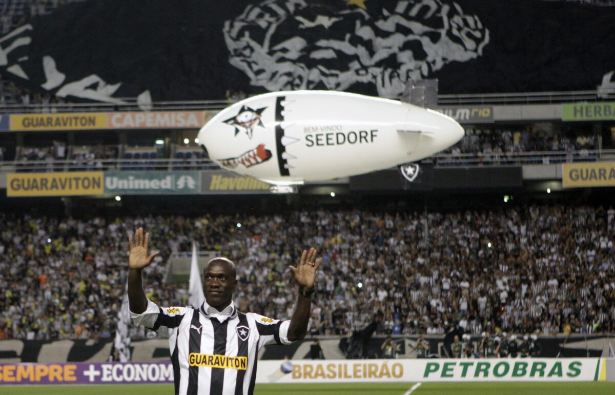 FOTO&VIDEO Delir la prezentarea lui Seedorf la Botafogo. Olandezul a şi fost amendat :O