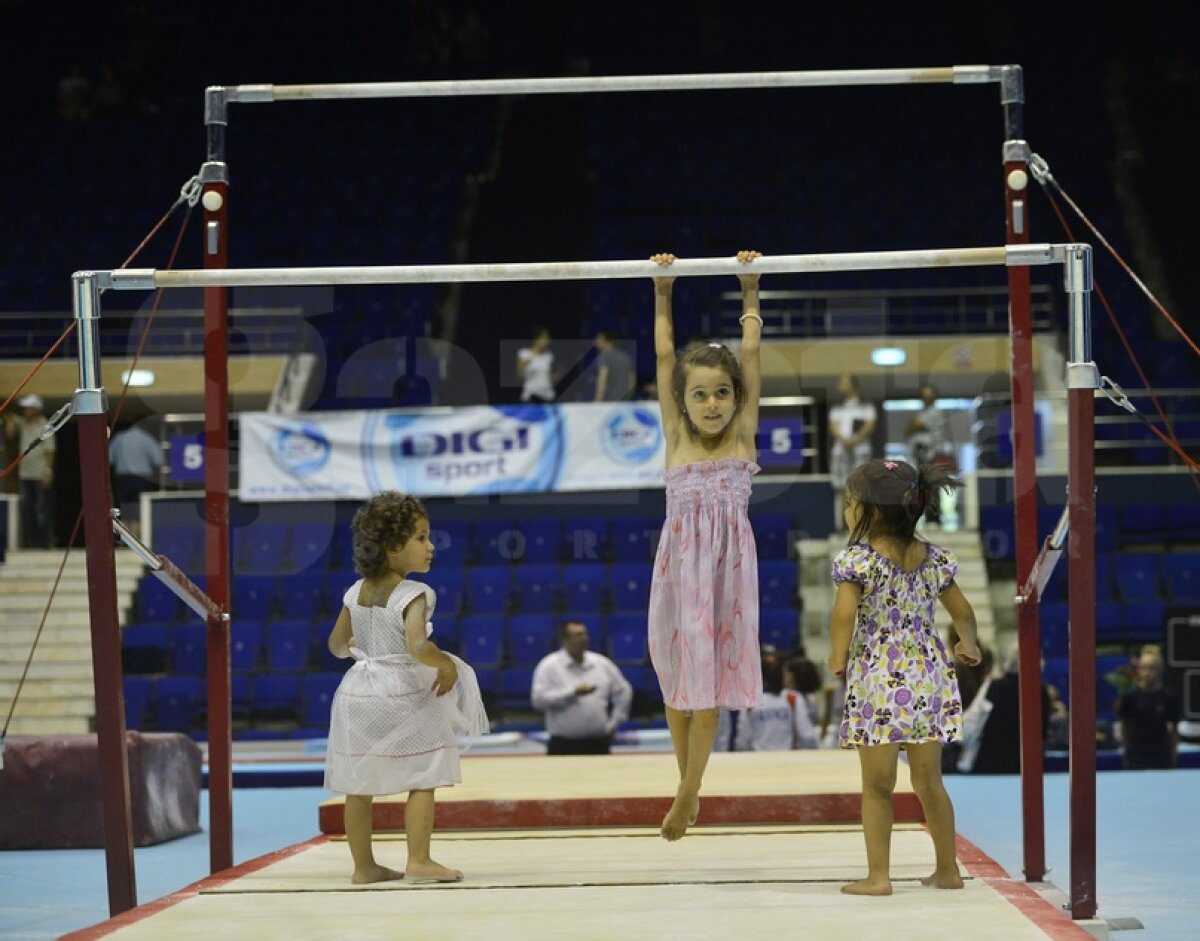 GALERIE FOTO / Repetiţie pe podium » Ultimul test al gimnastelor înainte de Jocurile Olimpice