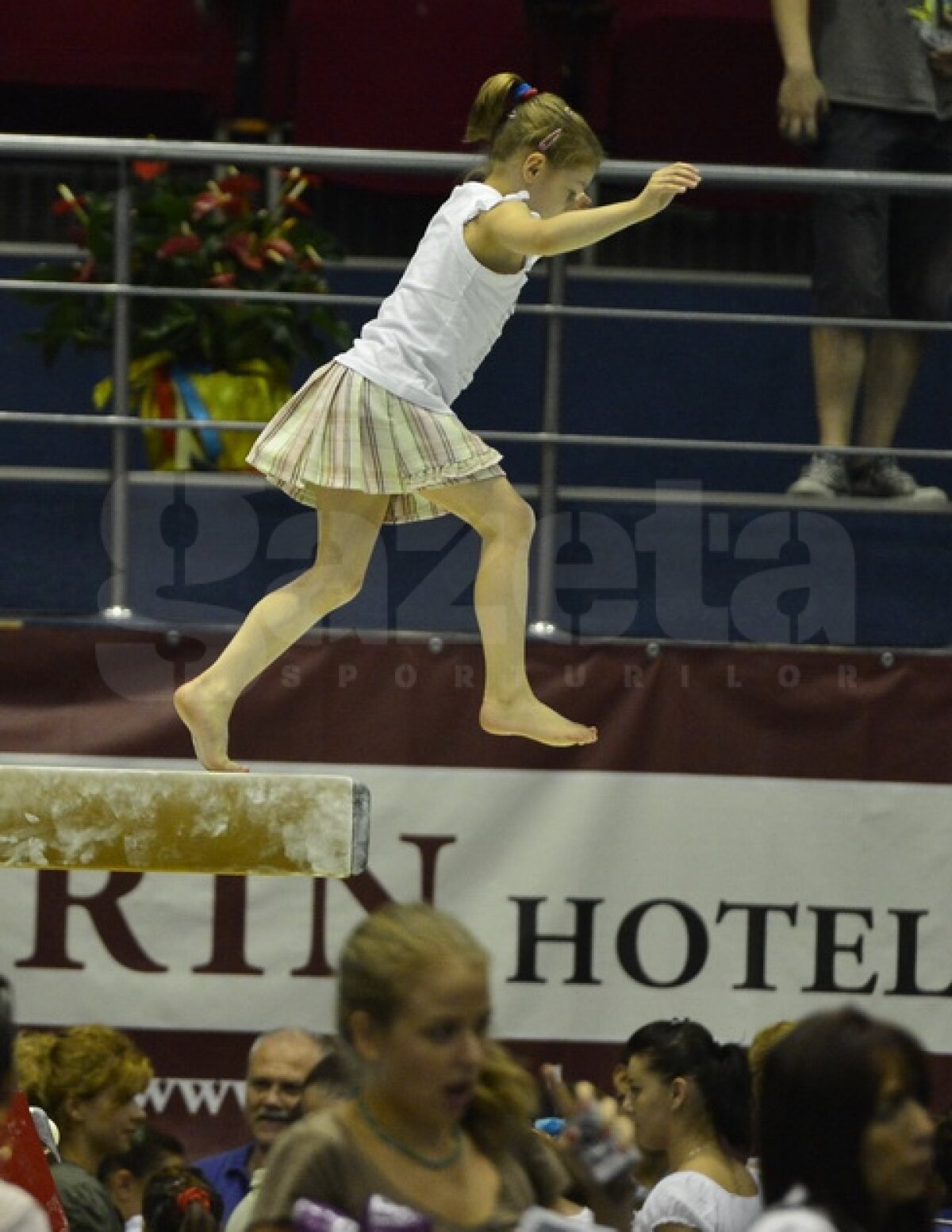 GALERIE FOTO / Repetiţie pe podium » Ultimul test al gimnastelor înainte de Jocurile Olimpice