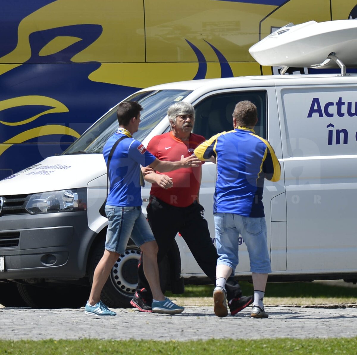 FOTO » Suporterii Petrolului, aproape de bătaie cu un oficial dinamovist :O