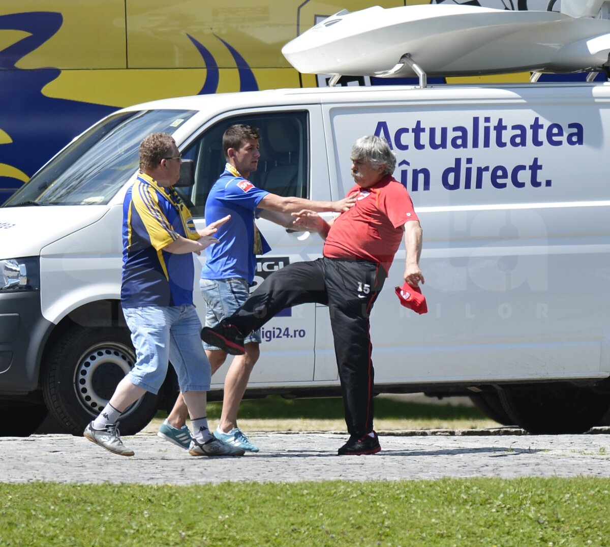 FOTO » Suporterii Petrolului, aproape de bătaie cu un oficial dinamovist :O