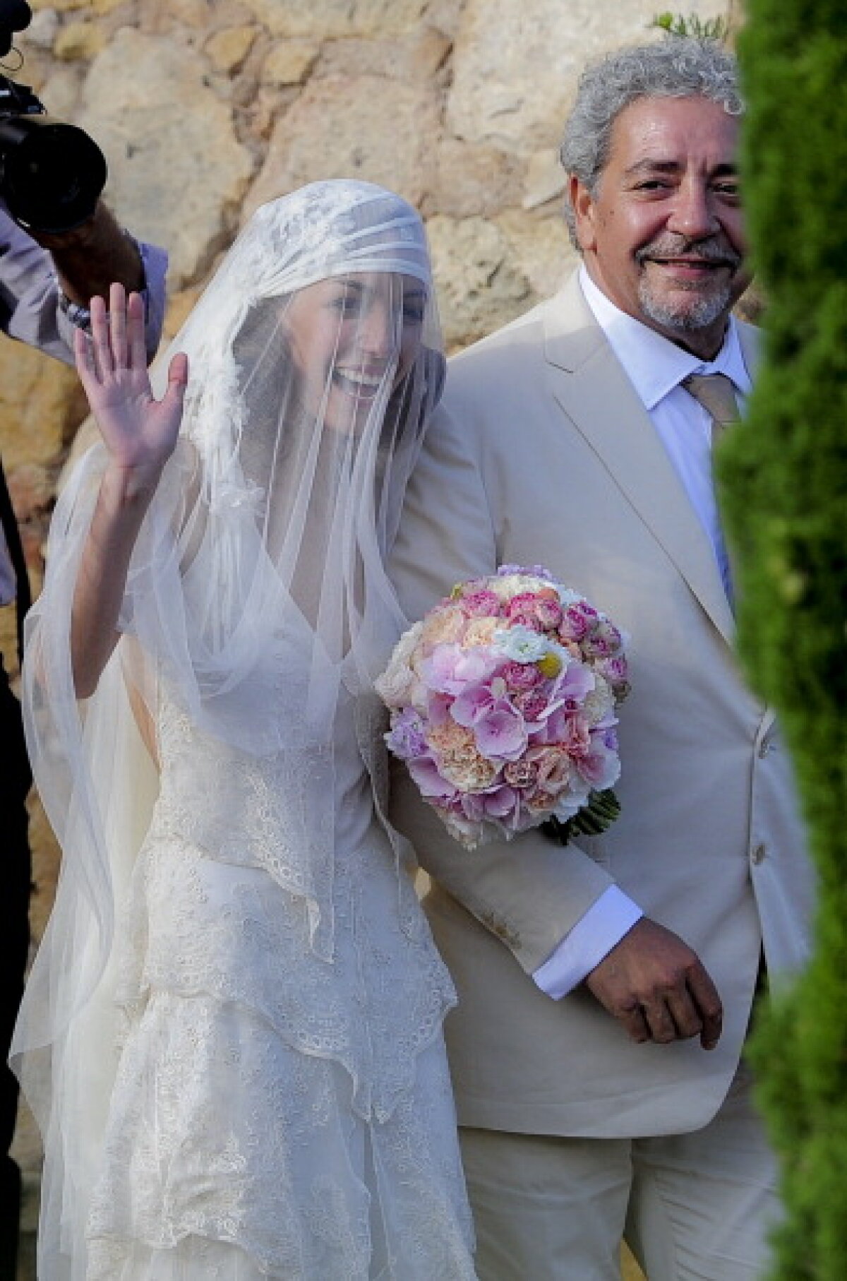 FOTO Iniesta a spus "DA" » Mijocaşul Barcelonei s-a căsătorit cu Anna Ortiz