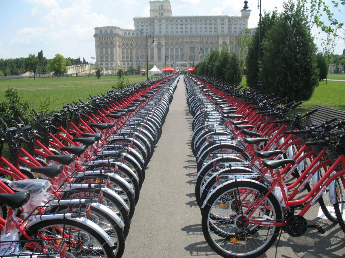 Sîmbătă, 14 iulie, "Bicicleta roşie" face un tur de onoare în jurul Palatului Parlamentului