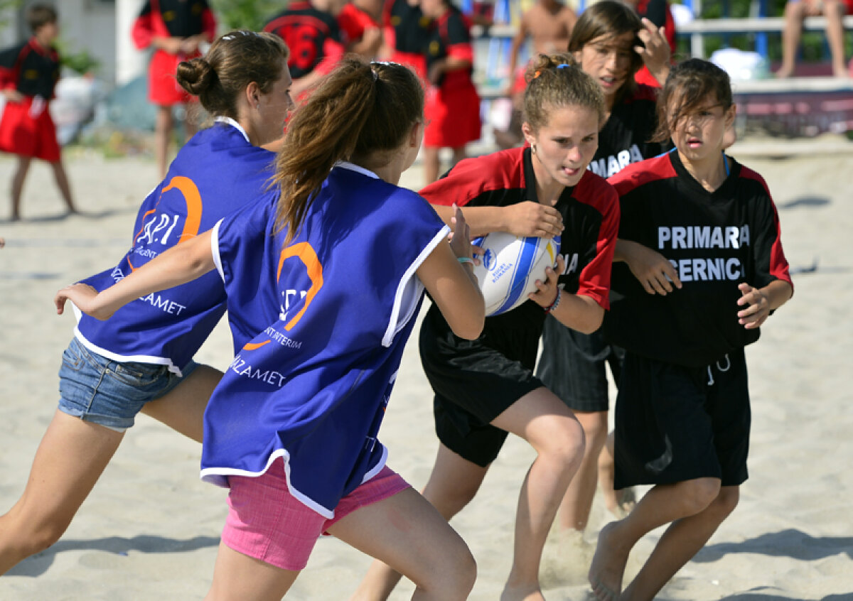 FOTO Placajele fetelor de Bălăceanca » Puştoaicele de 13 ani de la Progresul Cernica au fost punctul de atracţie al turneului de rugby pe plajă