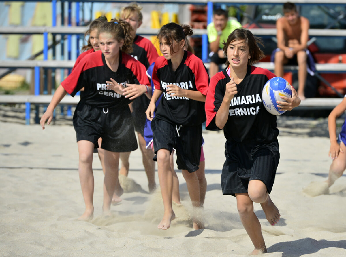 FOTO Placajele fetelor de Bălăceanca » Puştoaicele de 13 ani de la Progresul Cernica au fost punctul de atracţie al turneului de rugby pe plajă