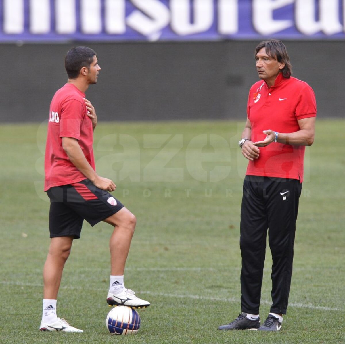 FOTO Dinamoviştii au un mesaj războinic pentru Andone: "Ne ştie bine, dar şi noi îl cunoaştem pe el" :)