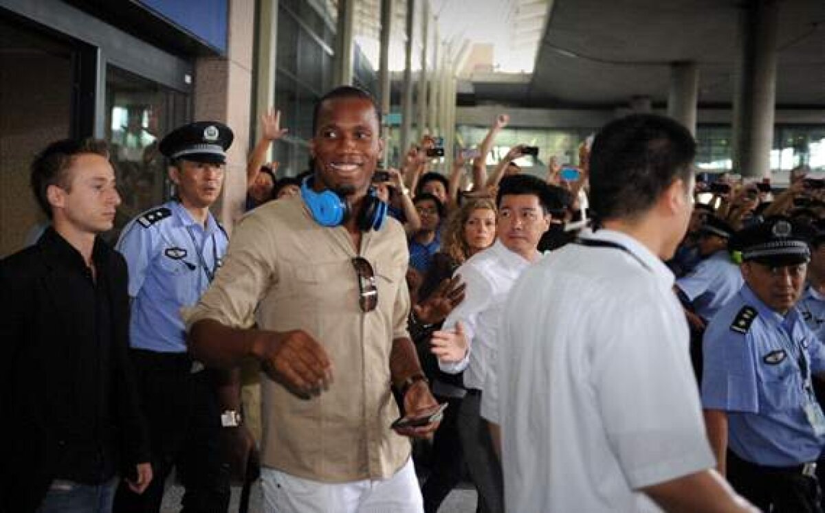 VIDEO şi FOTO » Nebunie la sosirea lui Drogba în China! Cum a fost întîmpinat ivorianul