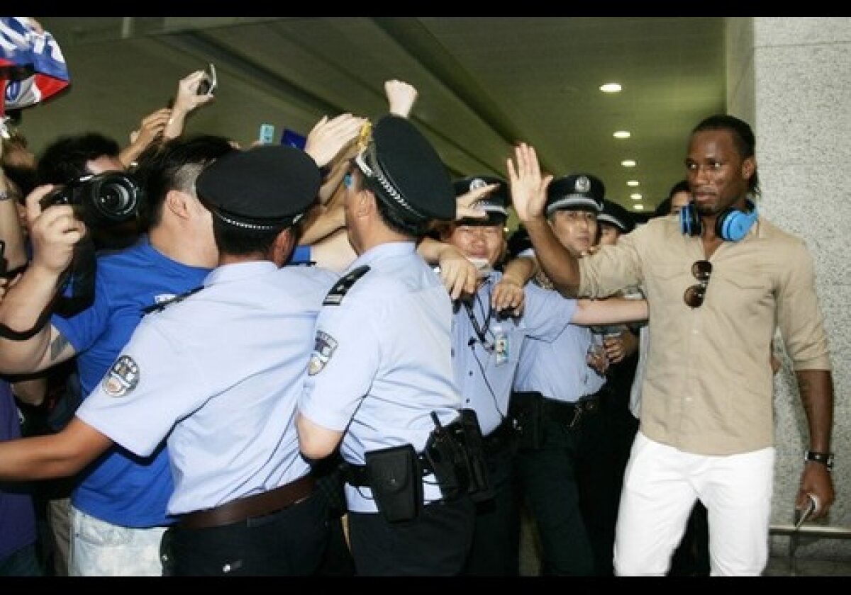 VIDEO şi FOTO » Nebunie la sosirea lui Drogba în China! Cum a fost întîmpinat ivorianul