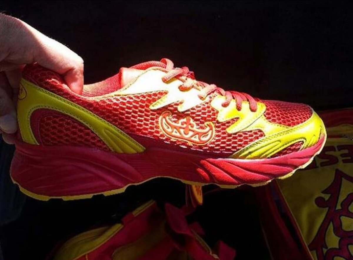 FOTO&VIDEO ”Olimpicilor” spanioli le e ruşine de echipamentul pentru Olimpiadă: ”Parcă e de la King Africa!” :D