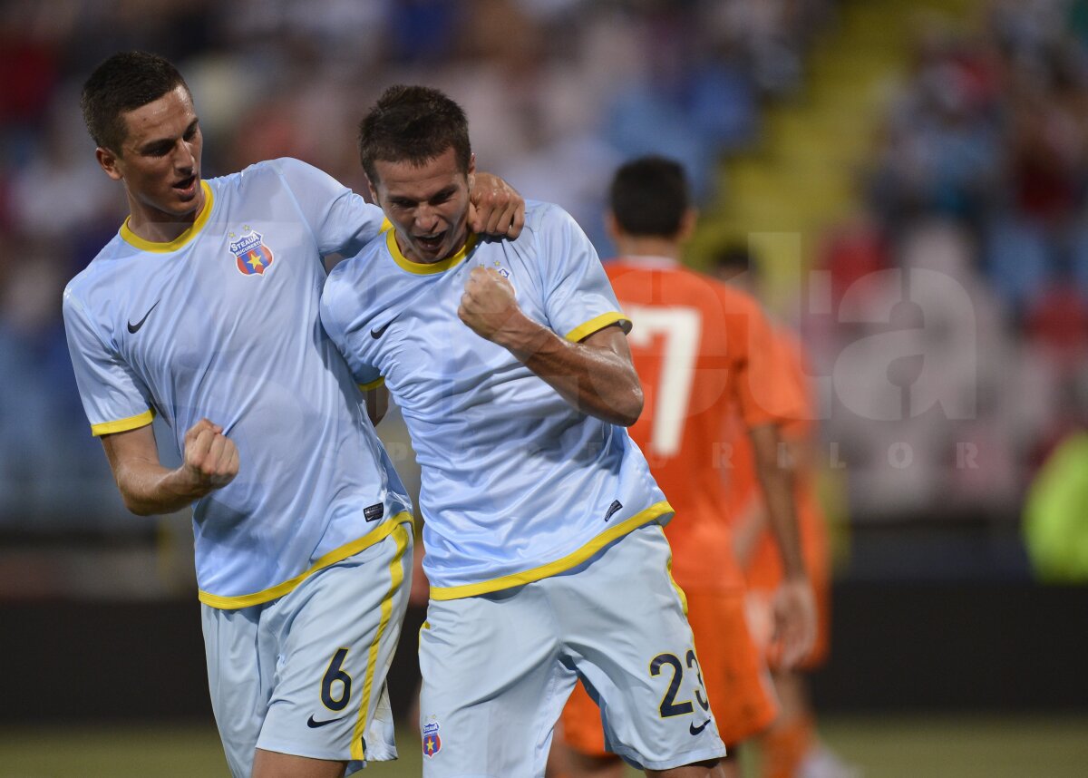 FOTO Amintiri din anii '90 » Aşa arată noul echipament albastru al Stelei