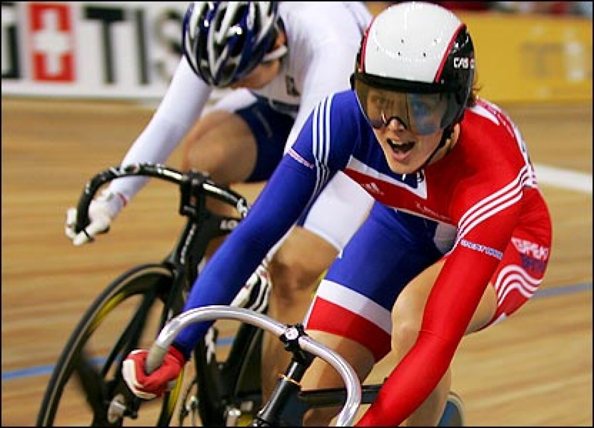 FOTO Cu aşa frumuseţe parcă şi bicicleta fuge mai repede :D