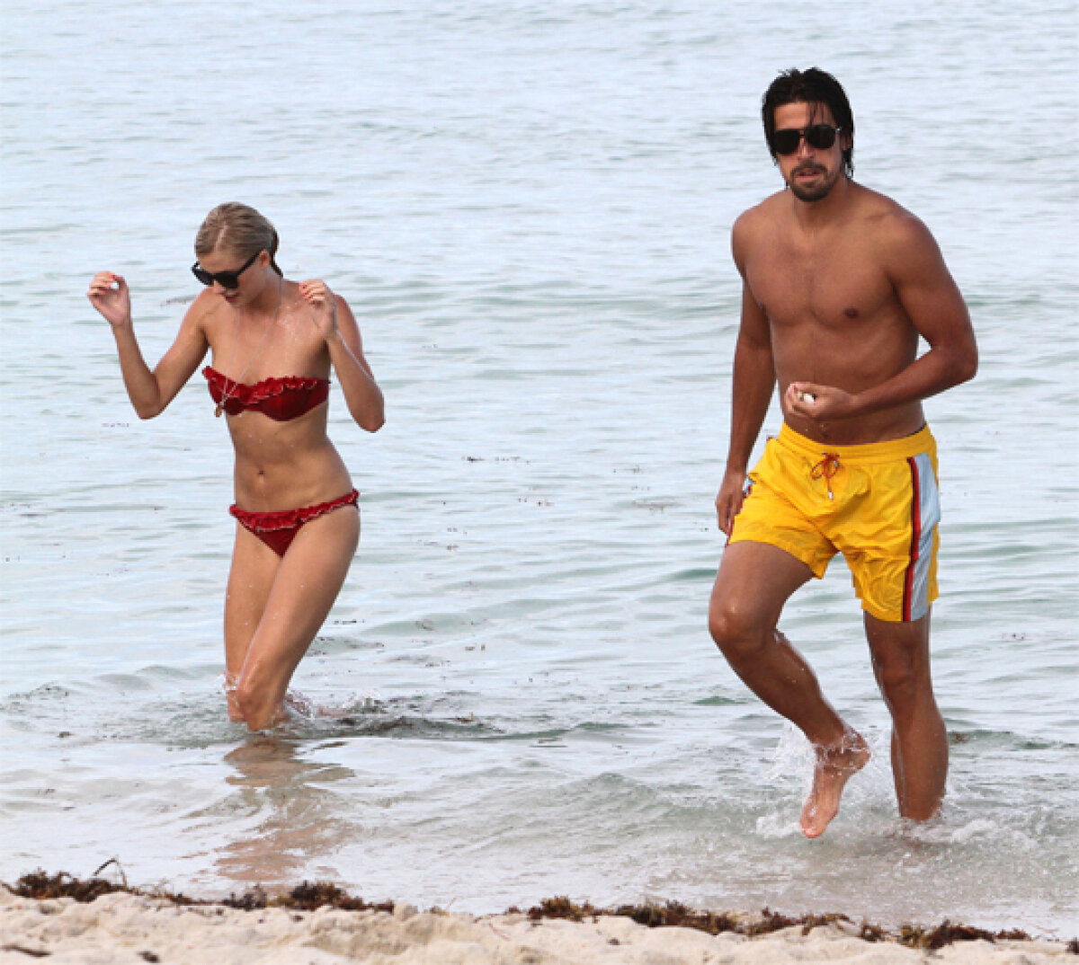 GALERIE FOTO » Khedira a făcut senzaţie cu iubita lui sexy pe plajele din Miami