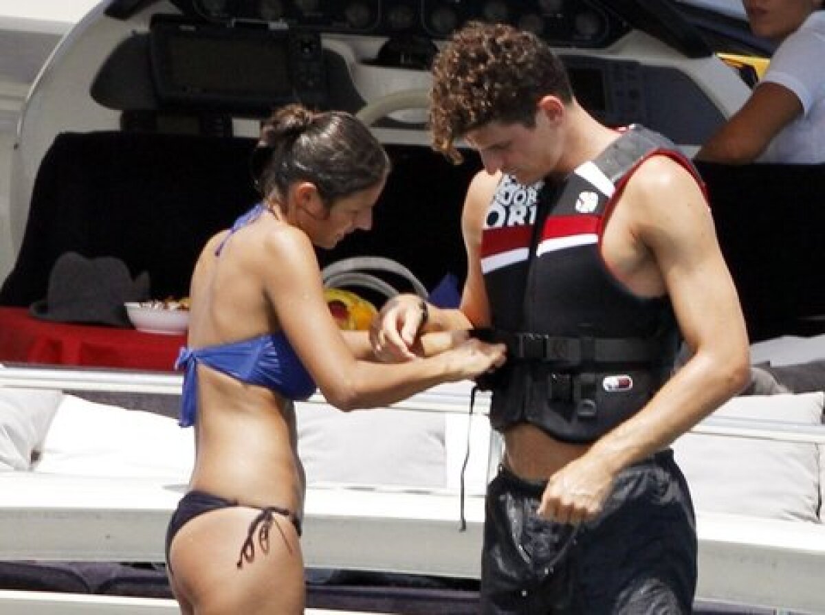 GALERIE FOTO » Cu aşa iubită, să tot faci pe bolnavul :D Gomez în Ibiza, alături de sexy-farmacista Silvia