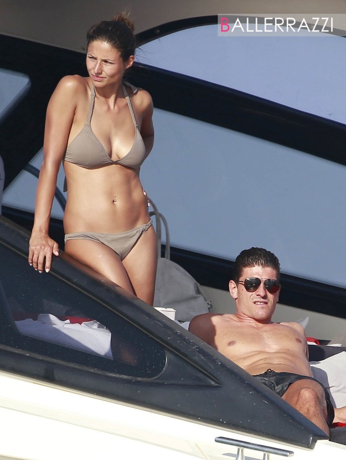 GALERIE FOTO » Cu aşa iubită, să tot faci pe bolnavul :D Gomez în Ibiza, alături de sexy-farmacista Silvia