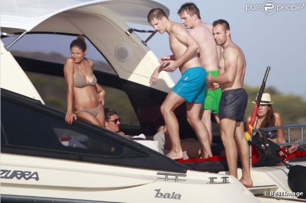 GALERIE FOTO » Cu aşa iubită, să tot faci pe bolnavul :D Gomez în Ibiza, alături de sexy-farmacista Silvia