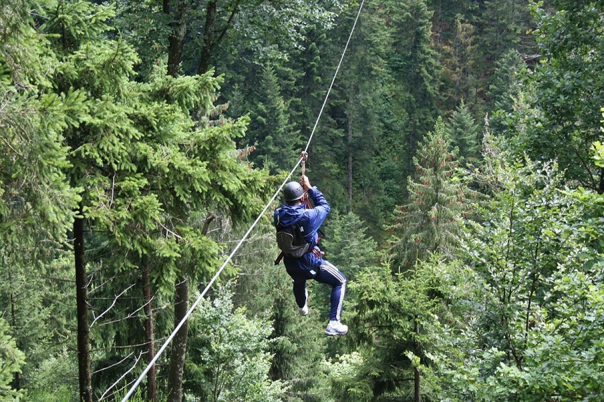 Ora de adrenalină » Marica a ”zburat” la 83 de metri înălţime cu tiroliana