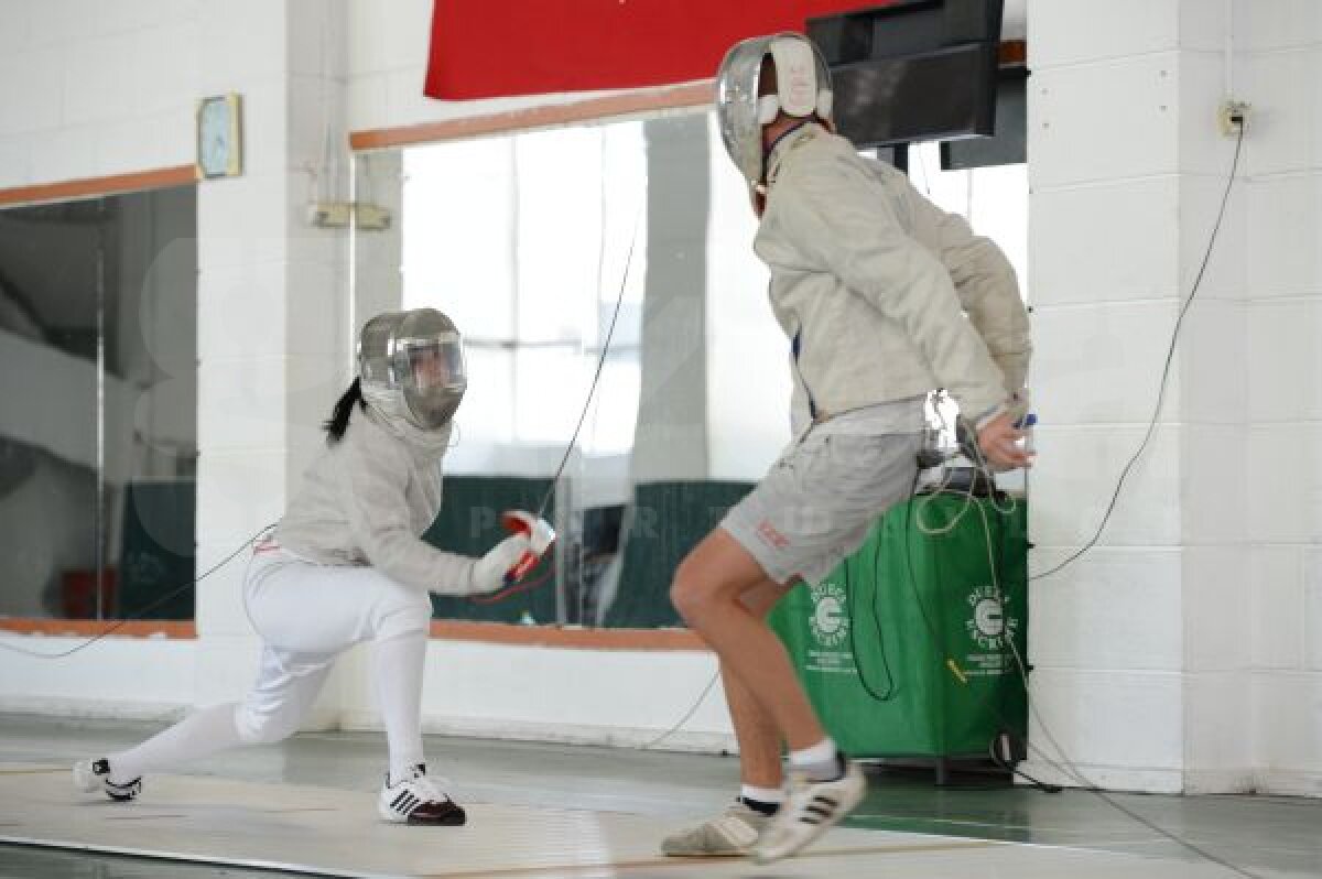 EXCLUSIV Repetiţie cu public »  Bianca Pascu, singura sabreră tricoloră care va merge la Londra, a trecut ieri printr-o simulare a concursului olimpic care o aşteaptă