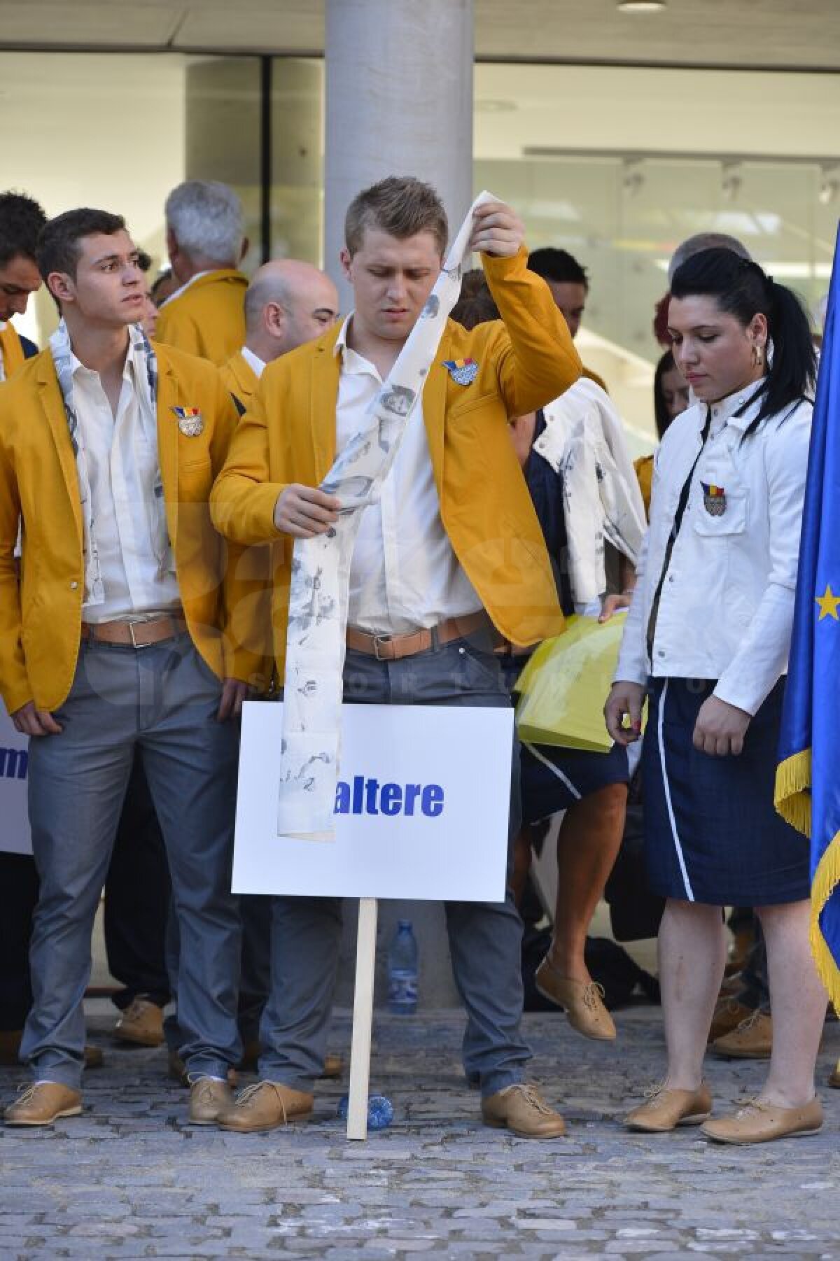 FOTO Instantanee cu olimpici » Cele mai interesante poze de la festivitatea de prezentare delegaţiei României la JO 2012