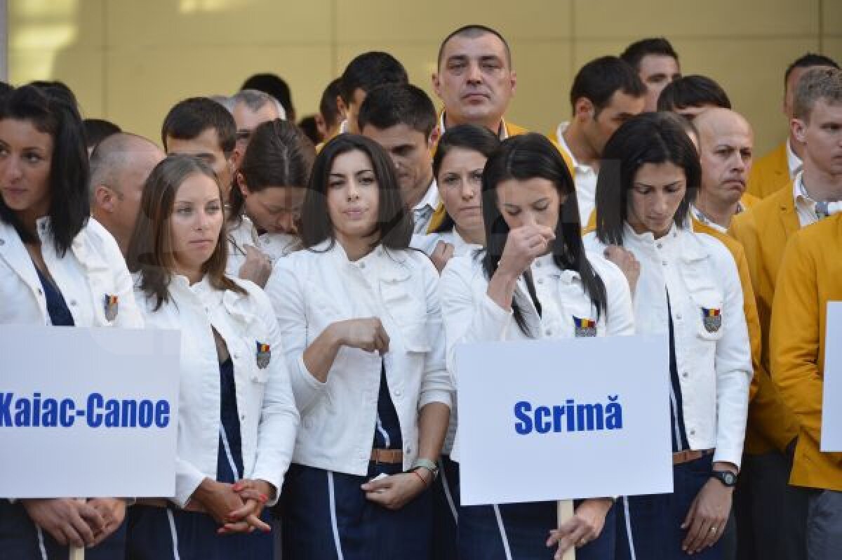 FOTO Instantanee cu olimpici » Cele mai interesante poze de la festivitatea de prezentare delegaţiei României la JO 2012