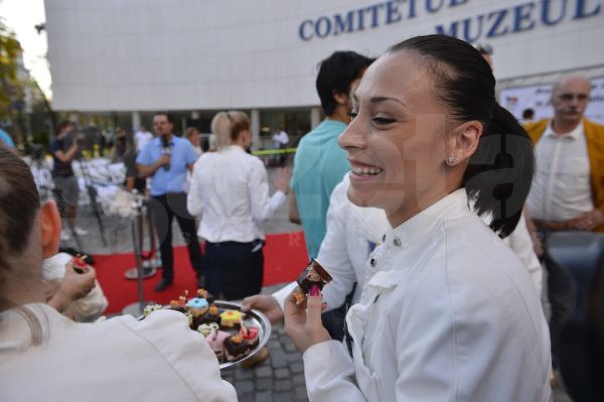 FOTO Instantanee cu olimpici » Cele mai interesante poze de la festivitatea de prezentare delegaţiei României la JO 2012