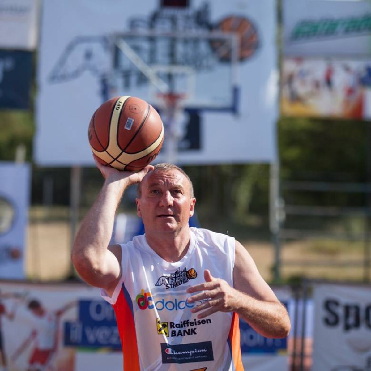 Miodrag Belodedici în duel cu Adrian Bumbescu la Sport Arena Streetball!
