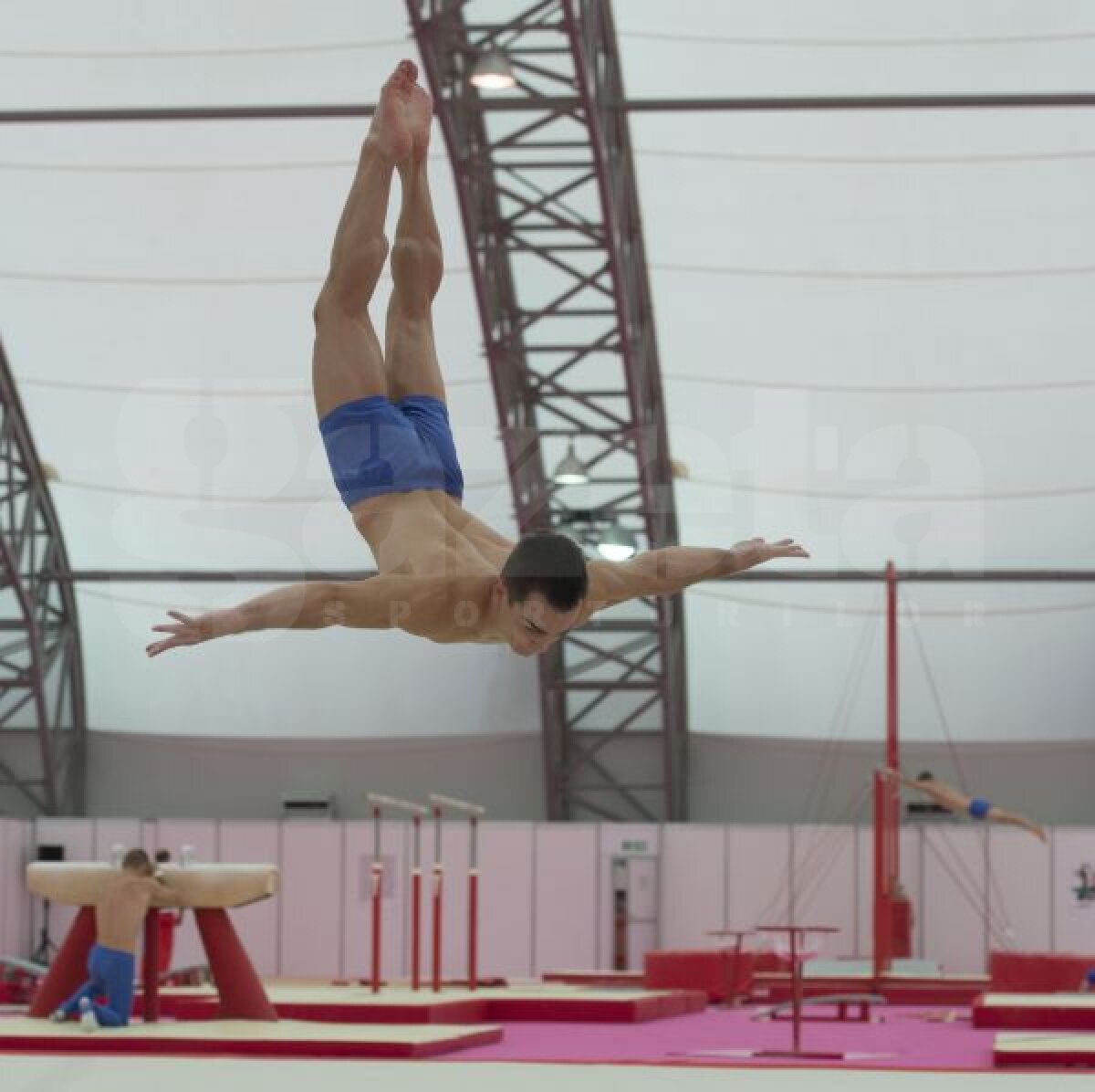 Salturi în roşu şi roz » Echipele de gimnastică ale României şi-au început antrenamentele londoneze
