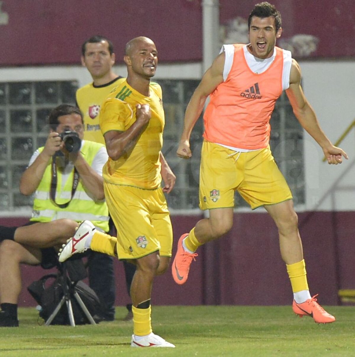 FOTO&VIDEO Wesley şi Teixeira au strălucit în primul derby al sezonului » Rapid - Vaslui 2-2