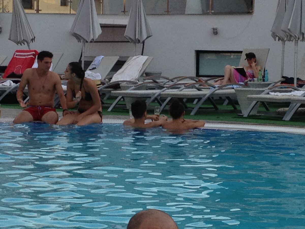 FOTO Ups! A comis-o din nou! » Fizioterapia după Matei: piscină, o brunetă focoasă şi o "blondă" rece