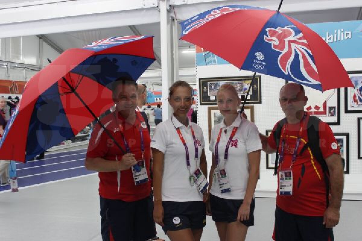 Poze cu mascota » Dodean şi Samara s-au distrat alături de Wenlock, iar azi îşi află adversarele