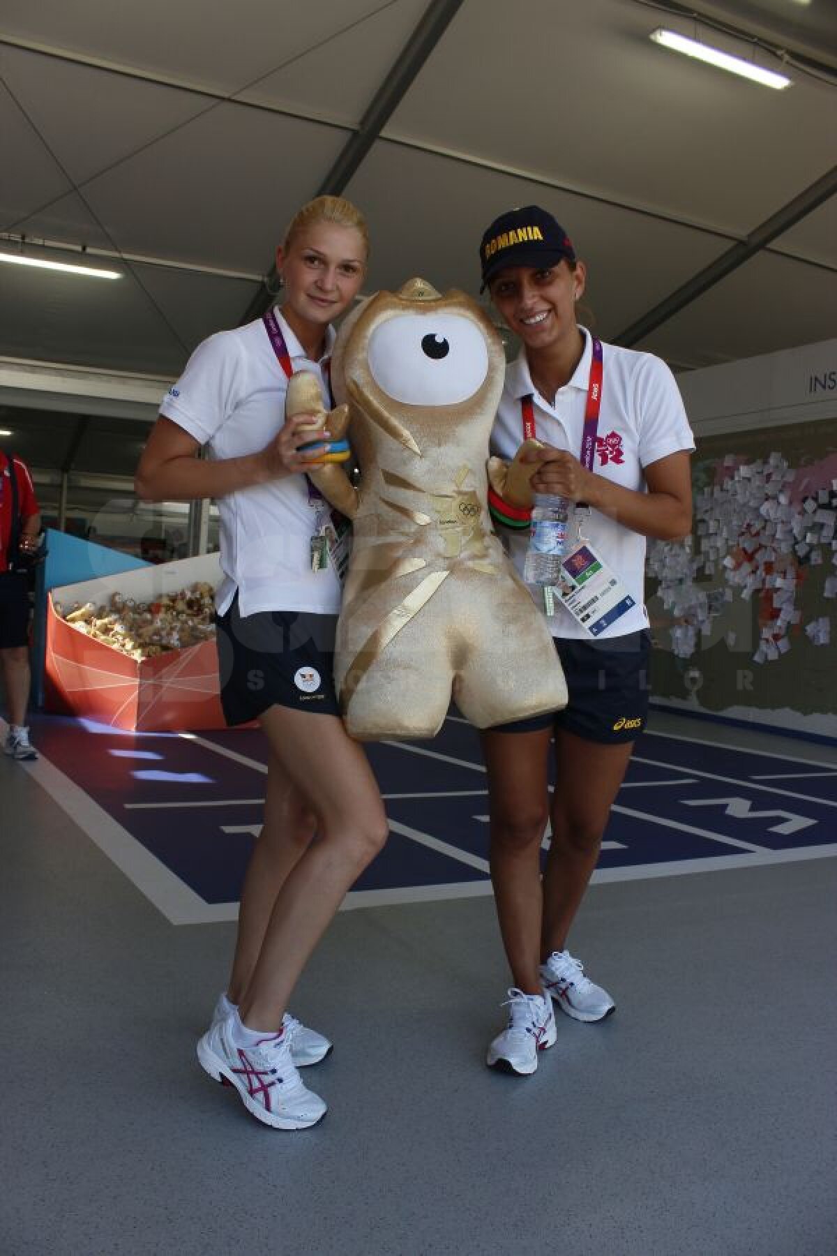 Poze cu mascota » Dodean şi Samara s-au distrat alături de Wenlock, iar azi îşi află adversarele