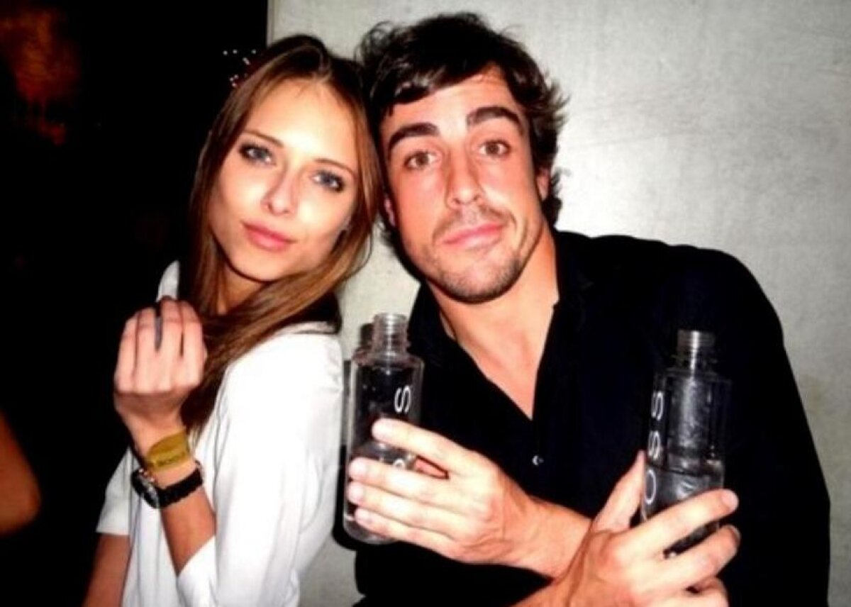 GALERIE FOTO » Să fie supărat sau să zică merci? :D Iubitei lui Fernando Alonso îi cam plac... fetele!