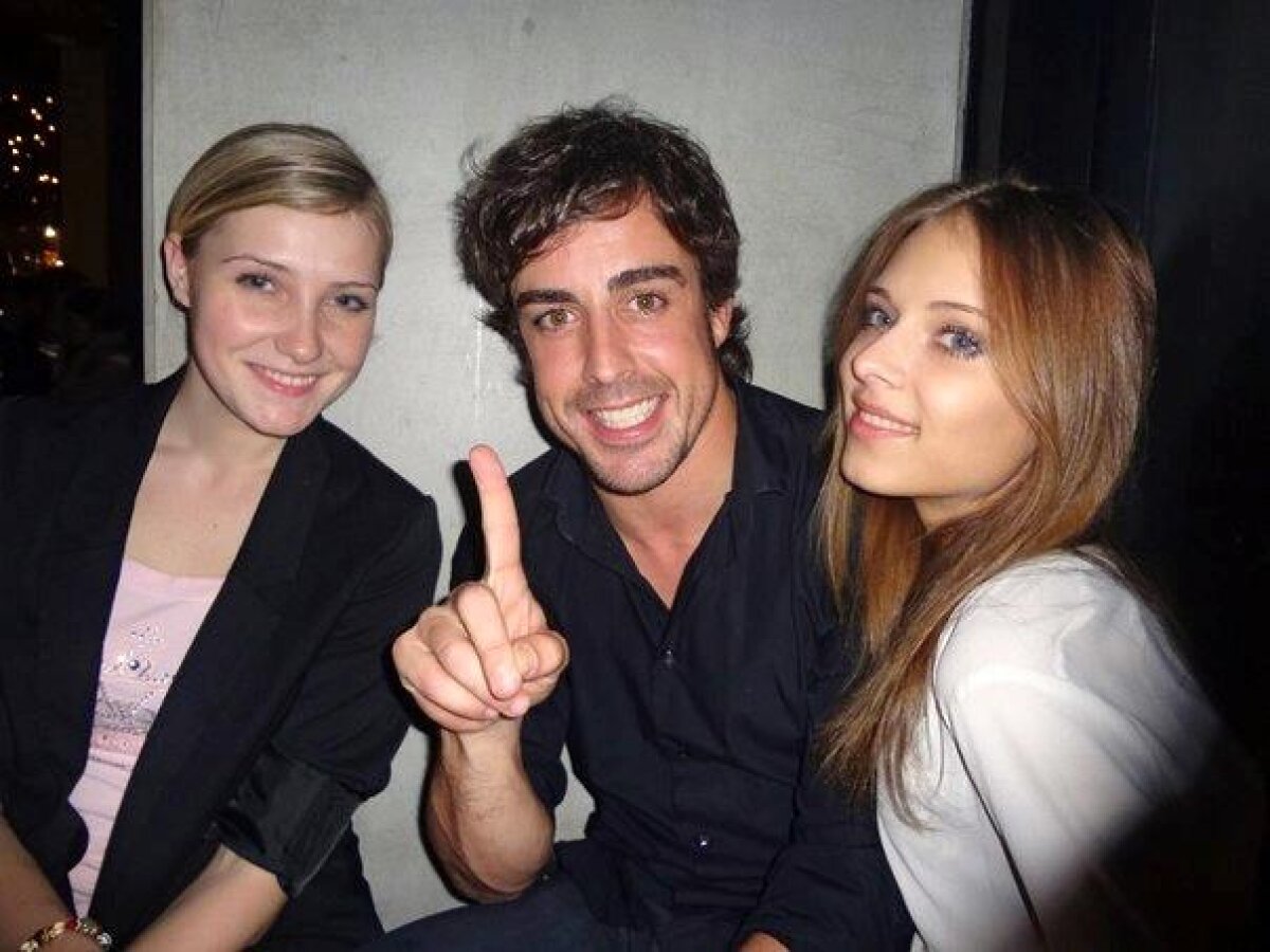 GALERIE FOTO » Să fie supărat sau să zică merci? :D Iubitei lui Fernando Alonso îi cam plac... fetele!