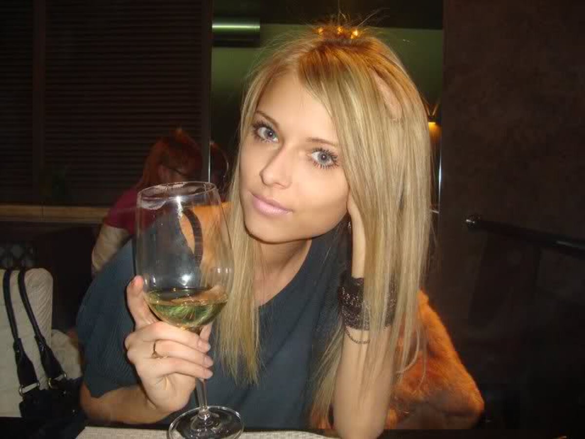 GALERIE FOTO » Să fie supărat sau să zică merci? :D Iubitei lui Fernando Alonso îi cam plac... fetele!