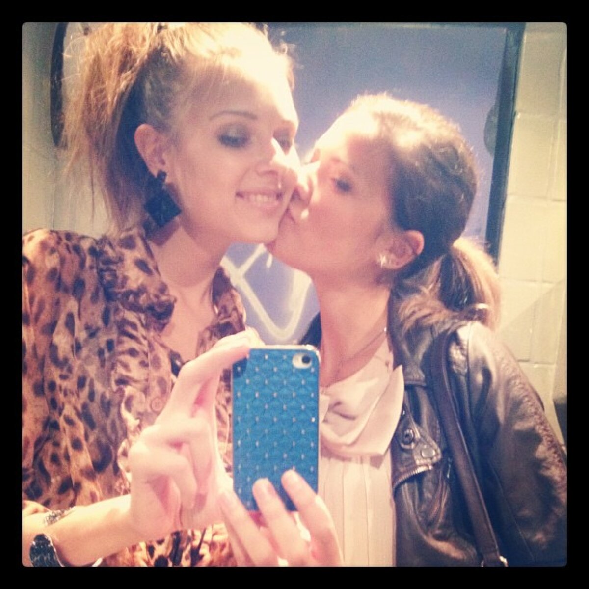 GALERIE FOTO » Să fie supărat sau să zică merci? :D Iubitei lui Fernando Alonso îi cam plac... fetele!