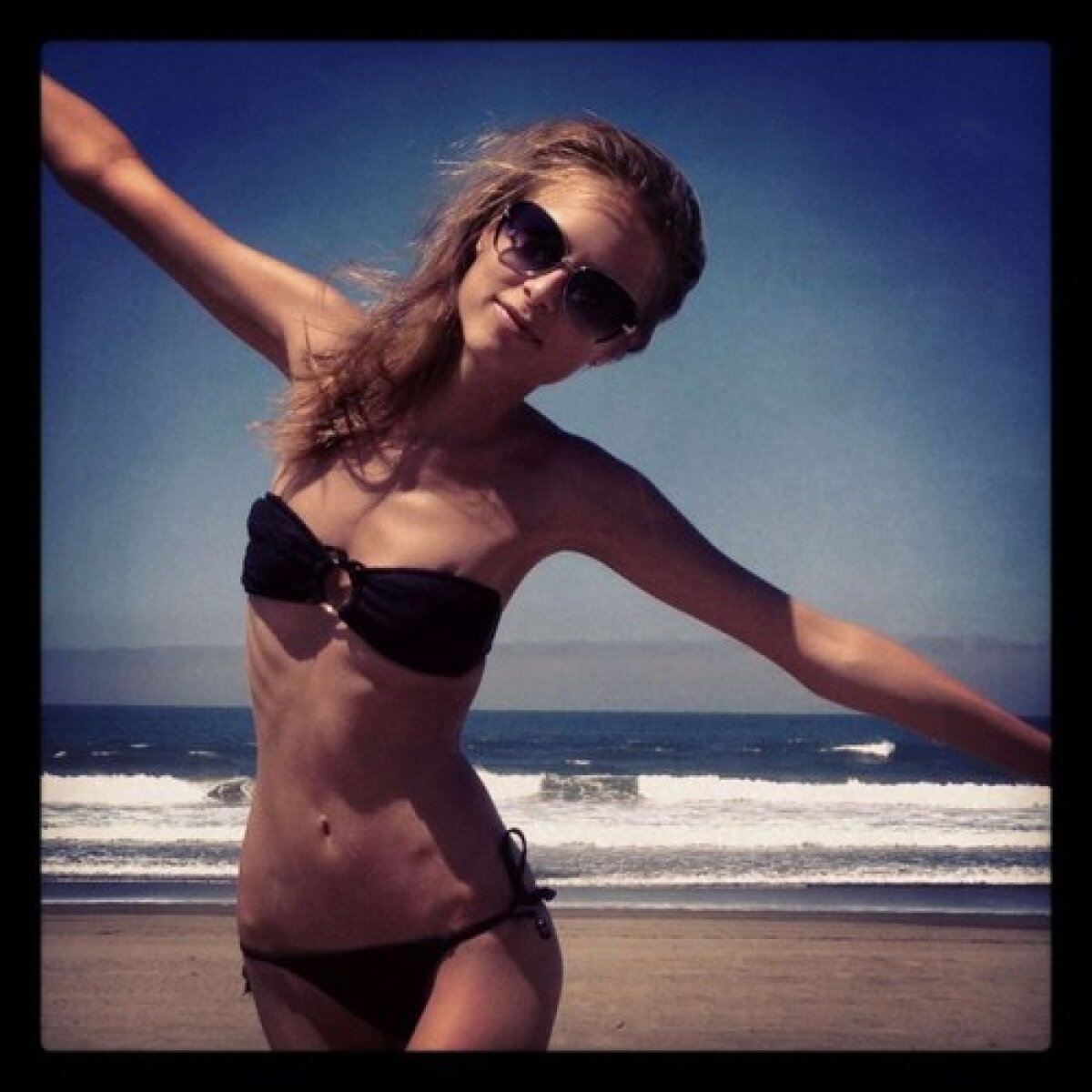 GALERIE FOTO » Să fie supărat sau să zică merci? :D Iubitei lui Fernando Alonso îi cam plac... fetele!