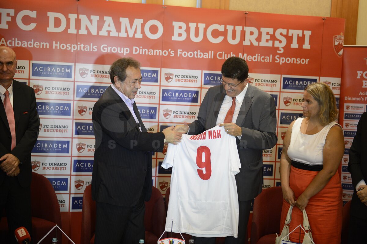 GALERIE FOTO Dinamo e pe mîini bune » "Zîna" Andreea Marin între "cîini"