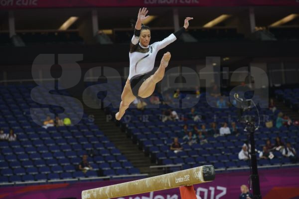 Repetiţie în viteză » Antrenamentul oficial pe podium de aseară s-a scurs repede, gimnastele române începînd cu solul şi încheind la bîrnă