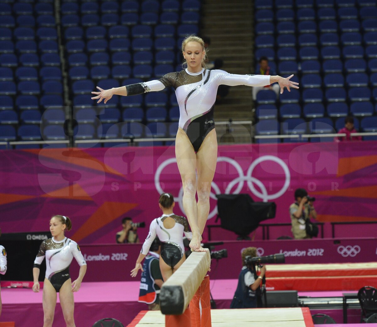 GALERIE FOTO » Larisa Iordache, cu piciorul bandajat la antrenamentul pe podium