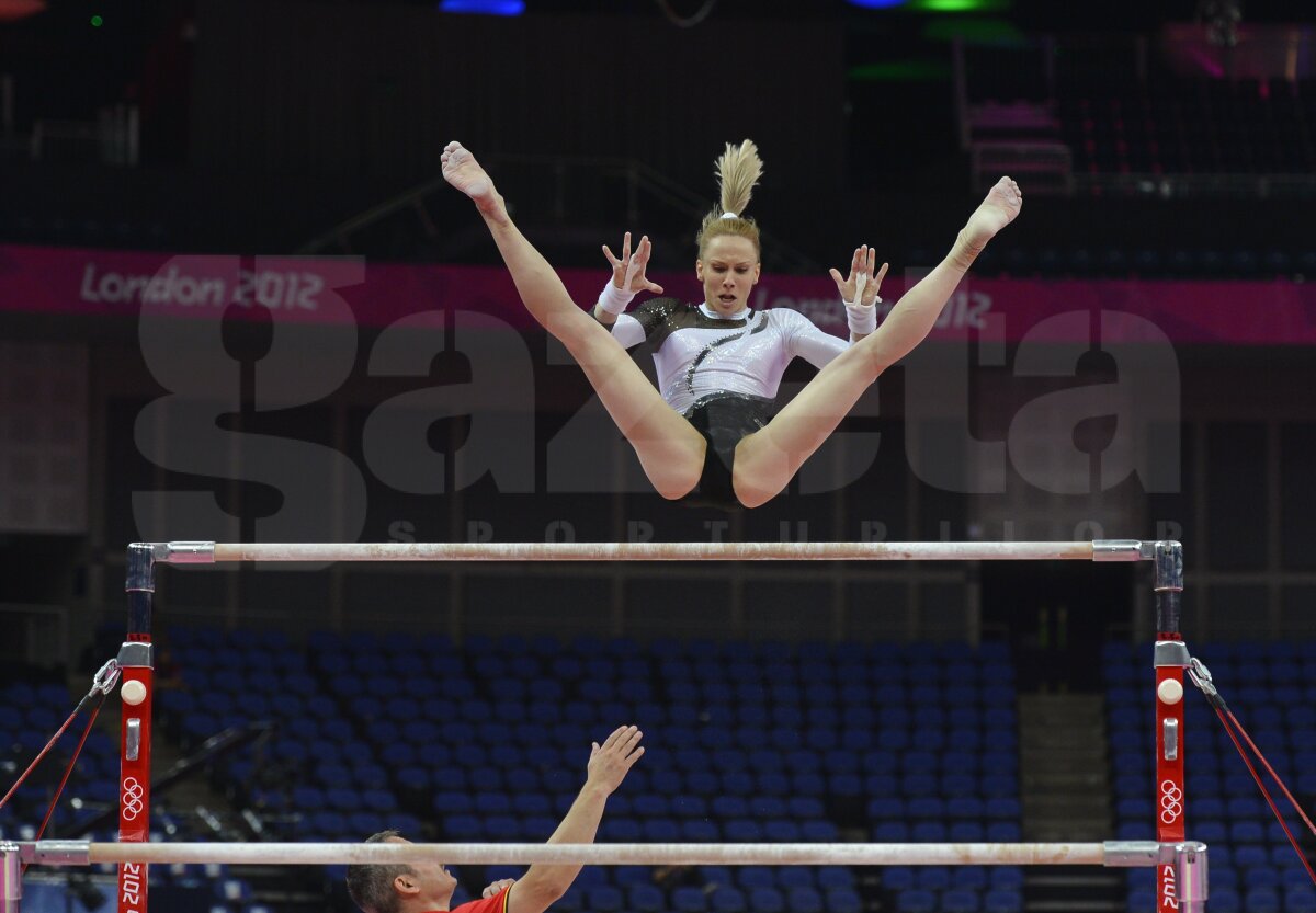 GALERIE FOTO » Larisa Iordache, cu piciorul bandajat la antrenamentul pe podium