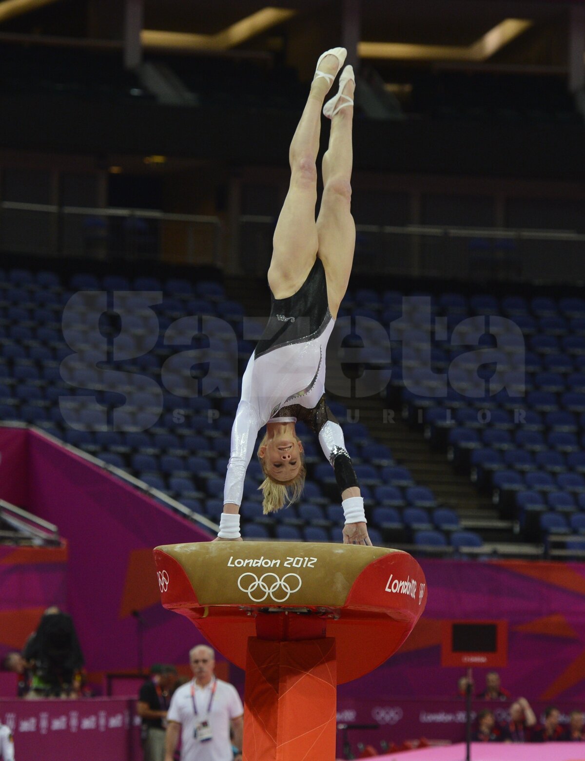 GALERIE FOTO » Larisa Iordache, cu piciorul bandajat la antrenamentul pe podium