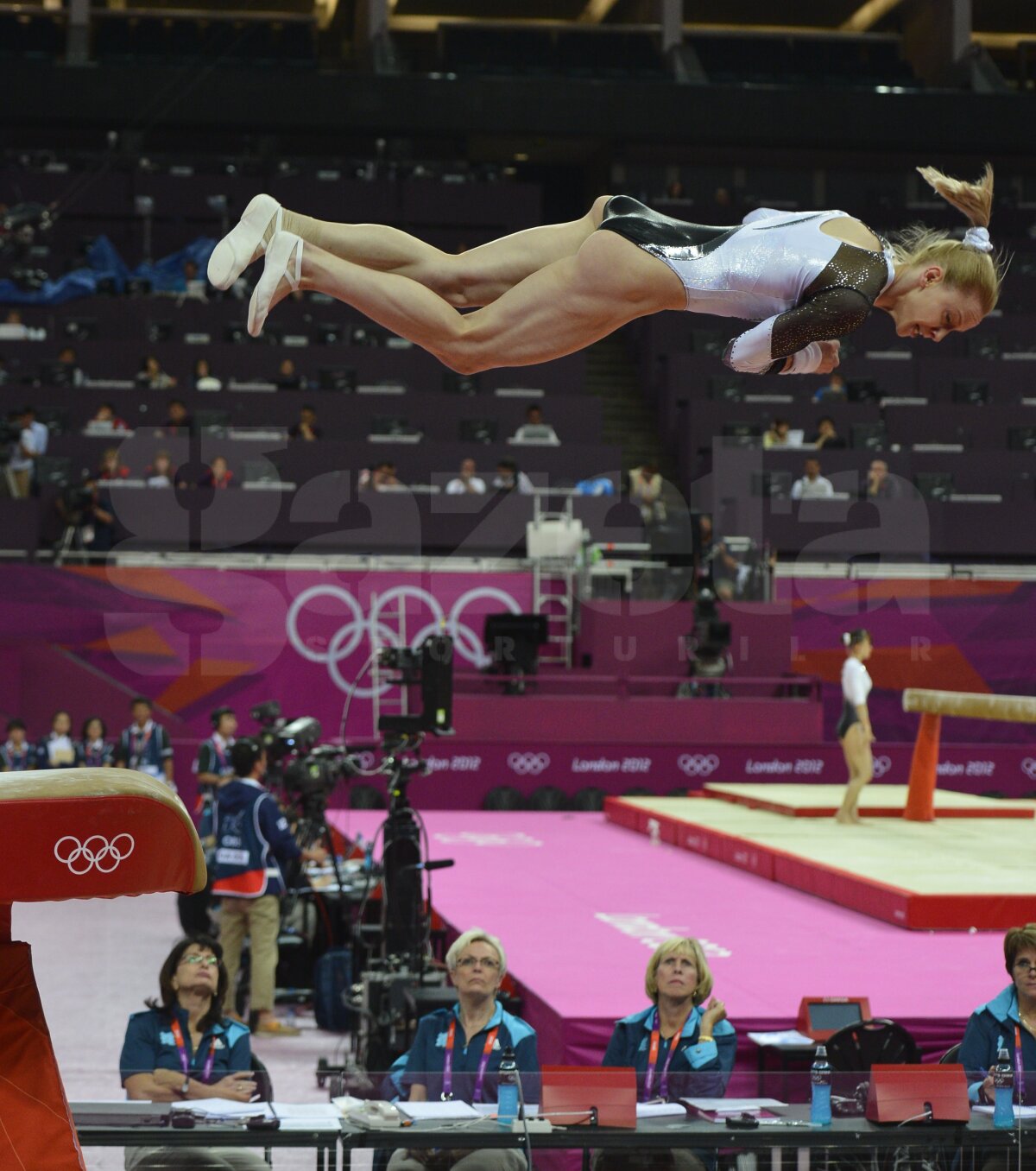 GALERIE FOTO » Larisa Iordache, cu piciorul bandajat la antrenamentul pe podium