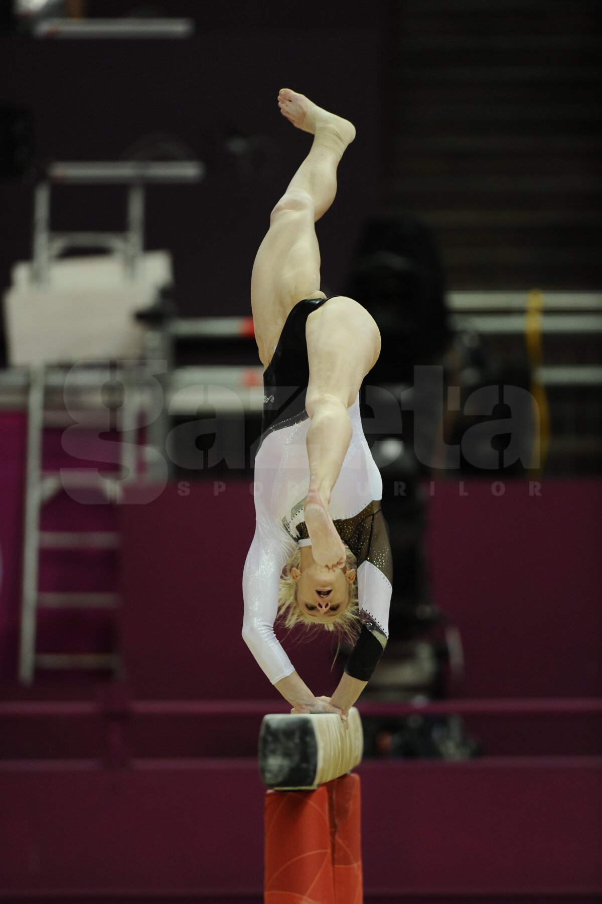 GALERIE FOTO » Larisa Iordache, cu piciorul bandajat la antrenamentul pe podium