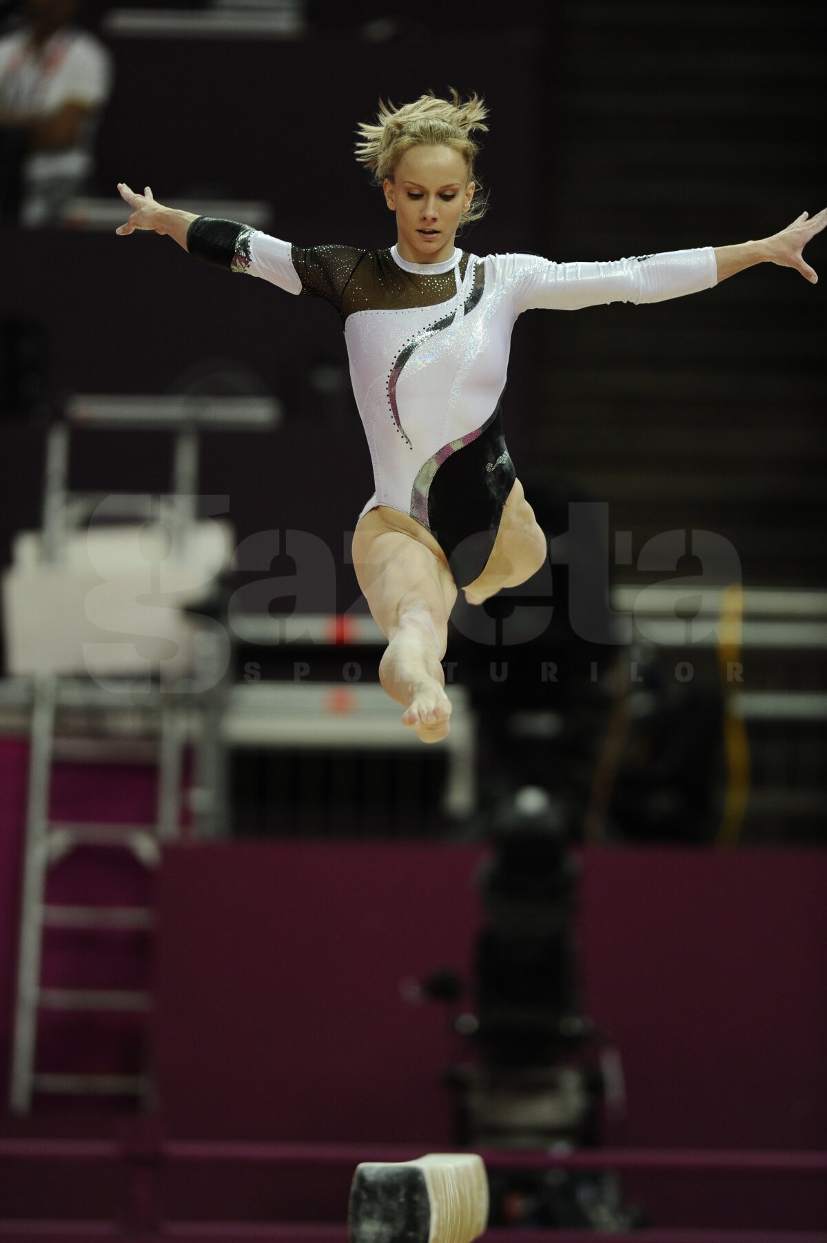 GALERIE FOTO » Larisa Iordache, cu piciorul bandajat la antrenamentul pe podium
