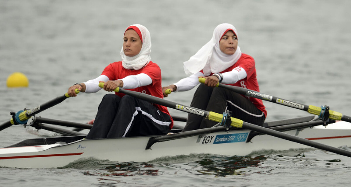 GALERIE FOTO Sub panou: blonda şi bănosul » Cea mai frumoasă sportivă şi cel mai bine plătit jucător