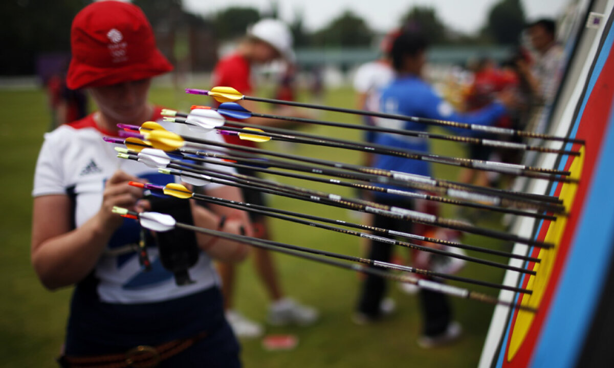 GALERIE FOTO Sub panou: blonda şi bănosul » Cea mai frumoasă sportivă şi cel mai bine plătit jucător