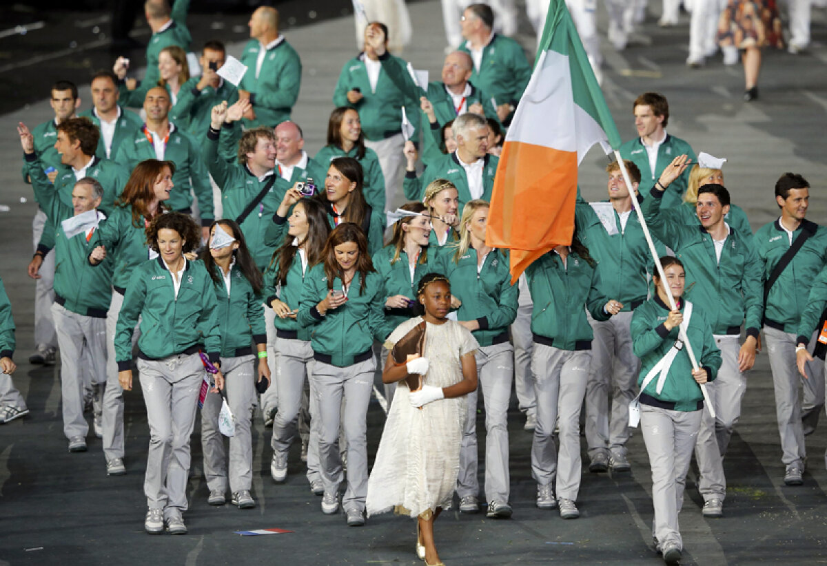 GALERIE FOTO Un farmec aparte » Cele mai frumoase portdrapele de la Londra