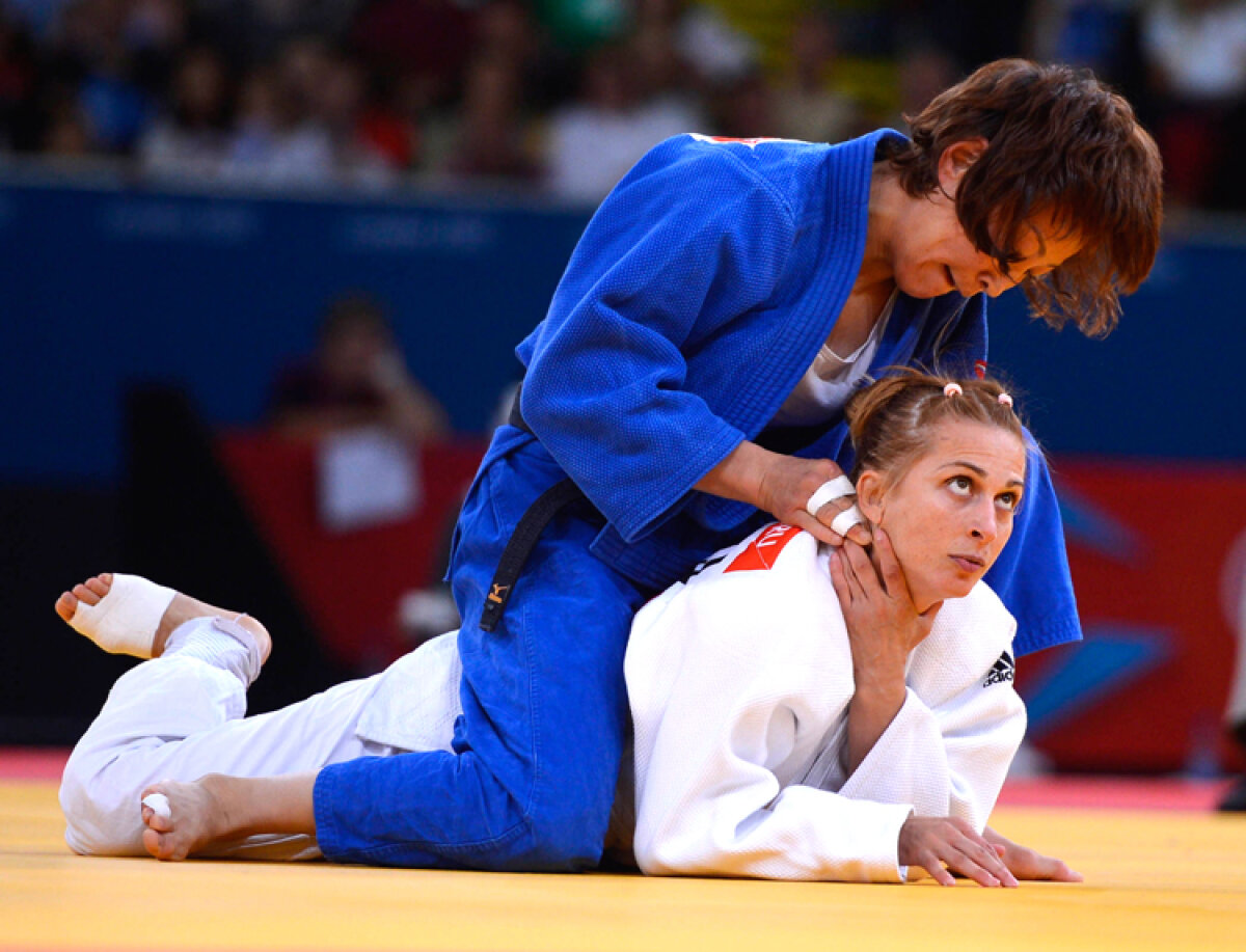 FOTO E medalie, e Alina! » Alina Dumitru a adus prima medalie a României la Londra: argint la judo, categoria 48 kg