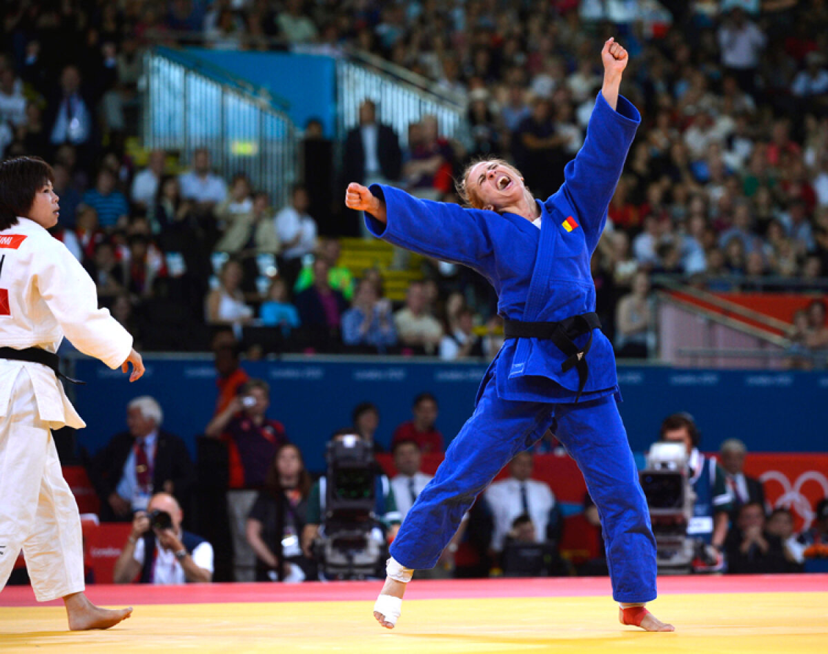 FOTO E medalie, e Alina! » Alina Dumitru a adus prima medalie a României la Londra: argint la judo, categoria 48 kg