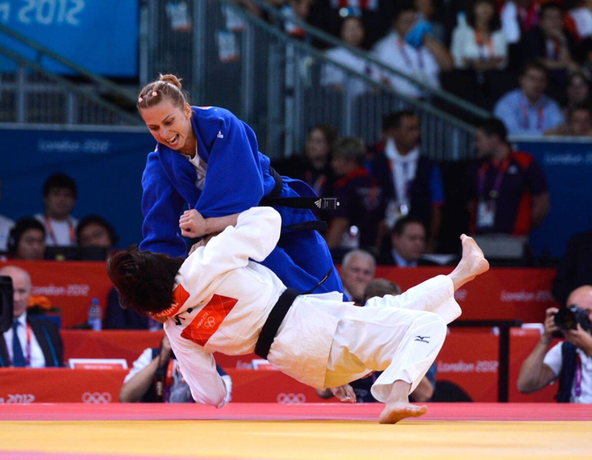 FOTO E medalie, e Alina! » Alina Dumitru a adus prima medalie a României la Londra: argint la judo, categoria 48 kg
